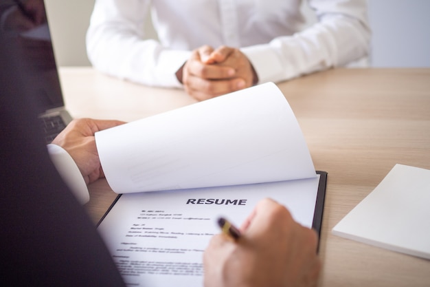 Leidinggevenden interviewen nieuwe medewerkers op basis van cv's, werkervaring en houding over werken in het bedrijf.