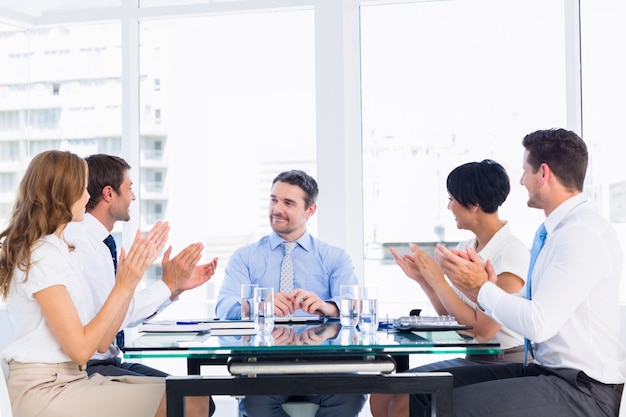 Leidinggevenden klappen rond conferentietafel