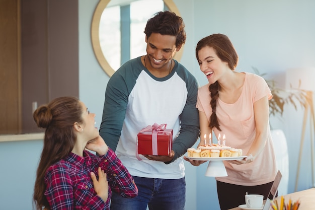 Leidinggevenden vieren de verjaardag van hun collega's