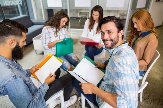 Leidinggevenden werken in office