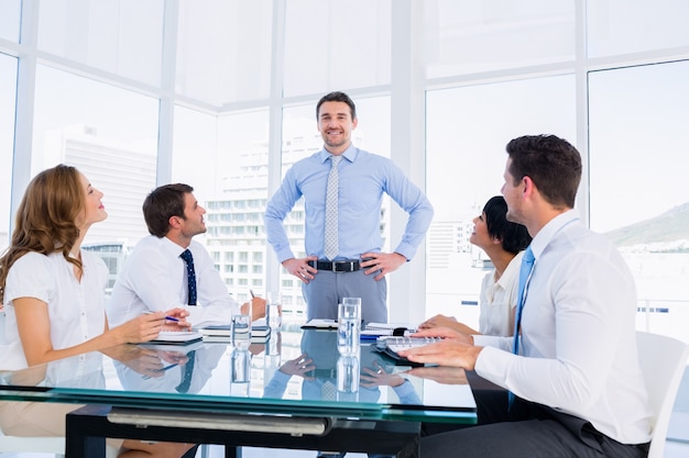 Leidinggevenden zitten rond de conferentietafel