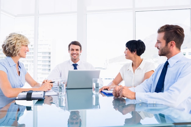 Leidinggevenden zitten rond de conferentietafel