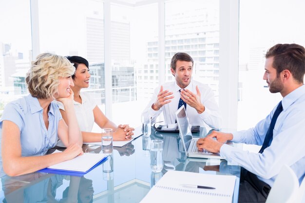 Leidinggevenden zitten rond de conferentietafel