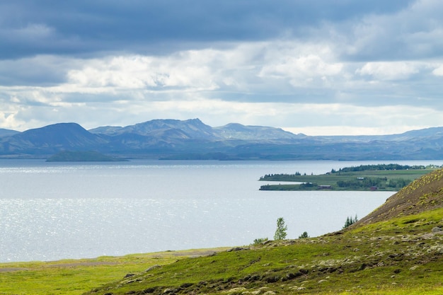 Leirvogsvatn-meer op de weg van Reykjavik naar Pingvellir. IJsland landschap.