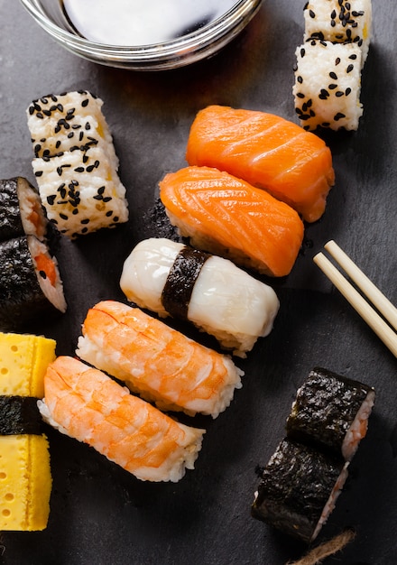 Leischienblad van geassorteerde sushi