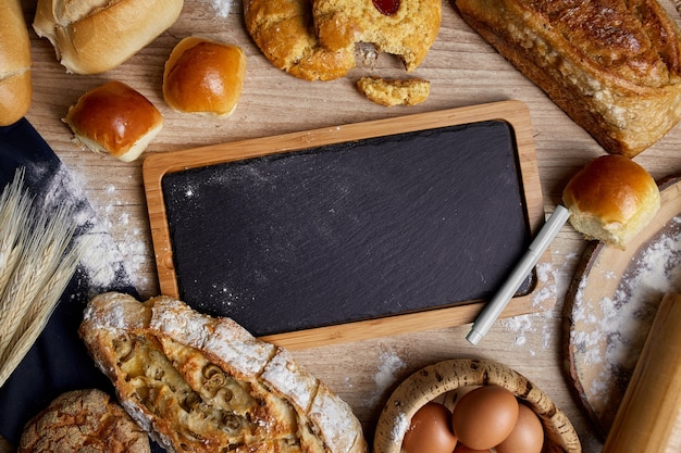 Foto leisteen bord met brood op houten tafel