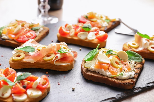 Leisteen plaat met smakelijke bruschetta close-up