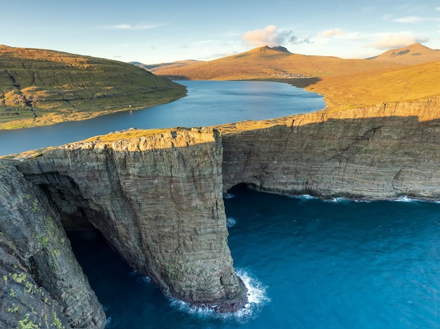 Leitisvatn-meer en Tralanipan, klif bij zonsondergang. Vagar-eiland, Faeröer. Denemarken