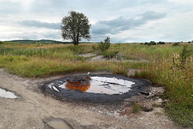 Foto lekkages van ruwe olie op het bodemoppervlak krater van de moddervulkaan