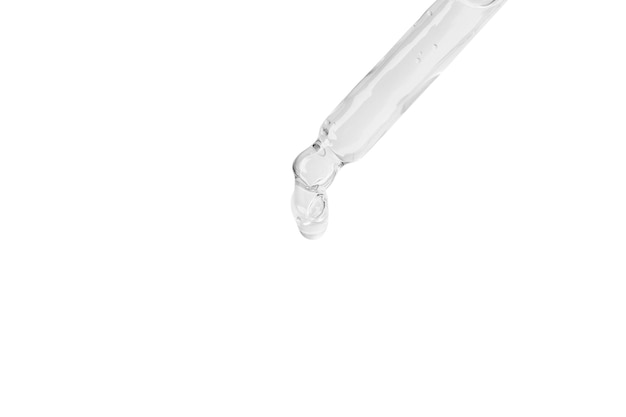 Lekkende transparante gel uit de pipet Geïsoleerd op een witte achtergrond