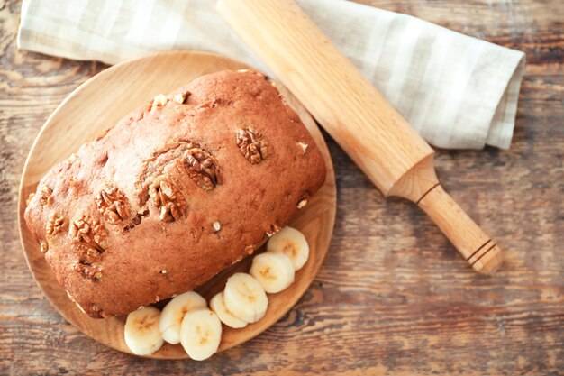 Lekker bananen-notenbrood op een houten bord