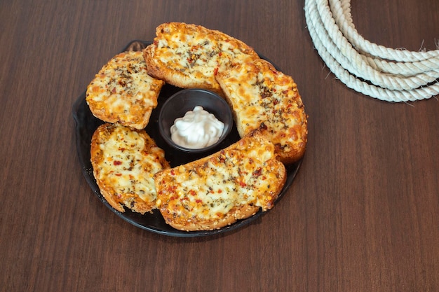 Lekker brood met knoflook, kaas en kruiden op keukentafel, heerlijk zelfgemaakt lookbrood