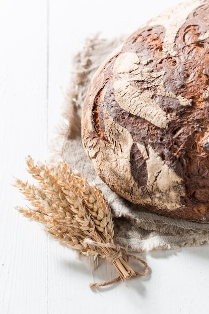 Lekker brood met verschillende granen op witte tafel