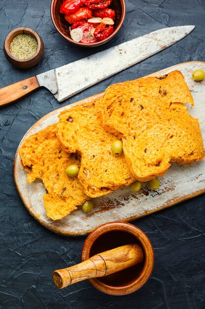 Lekker brood met zongedroogde tomaatjes en olijven