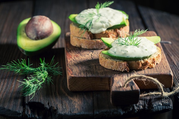 Lekker broodje met avocado en tzatziki saus