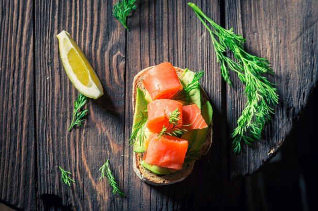 Lekker broodje met avocadoa zalm en dille