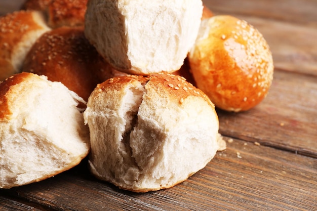 Lekker broodjes met sesam op een kleurrijke houten achtergrond