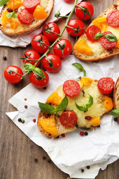 Lekker bruschetta met tomaten op een oude houten tafel.