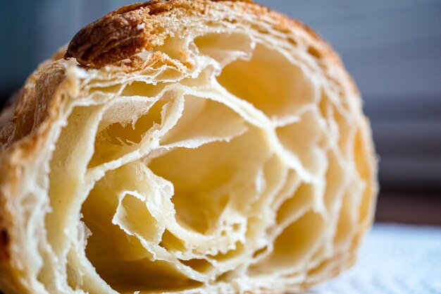 Foto lekker croissant voor het franse ontbijt.