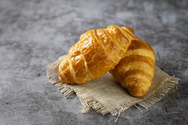 Lekker croissants op tafel.