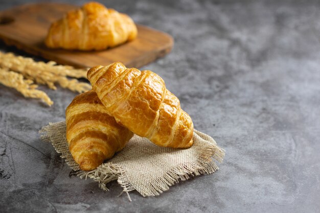 Lekker croissants op tafel.