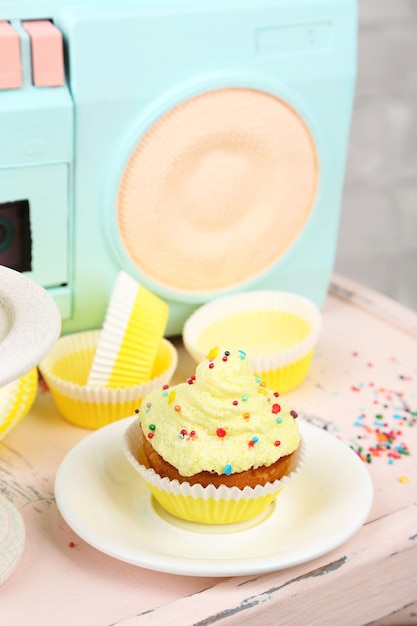 Lekker cupcake met room op een houten tafel.