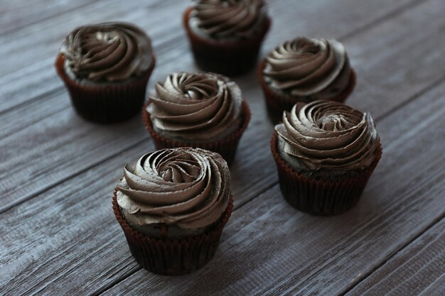 Lekker cupcakes op een houten tafel.