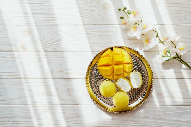 Lekker dessert Mochi met mango fruit op houten achtergrond close-up