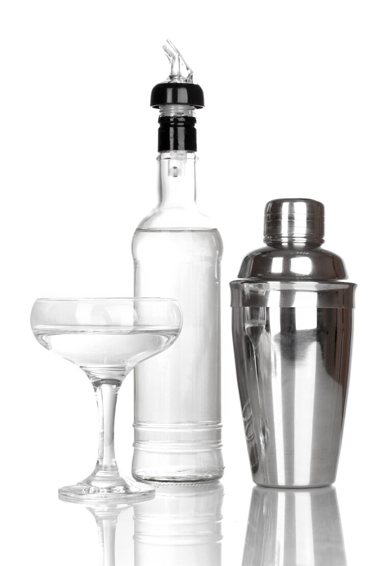 Foto lekker doorzichtige cocktail geïsoleerd op wit