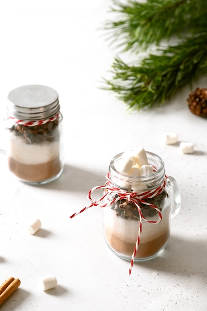 Lekker eetbaar kerstcadeau in glazen pot voor het maken van chocoladedrank