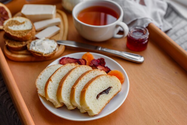 Lekker en nuttig ontbijt met vlokken, melk, noten en gedroogde vruchten