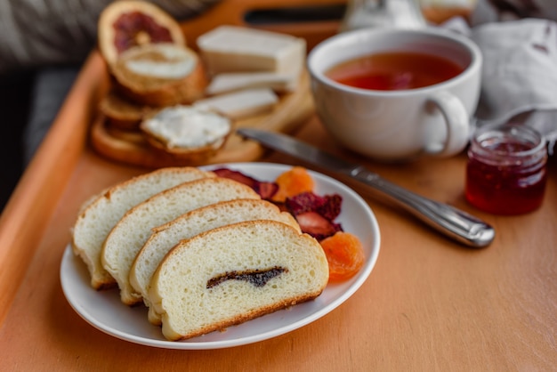 Lekker en nuttig ontbijt met vlokken, melk, noten en gedroogde vruchten