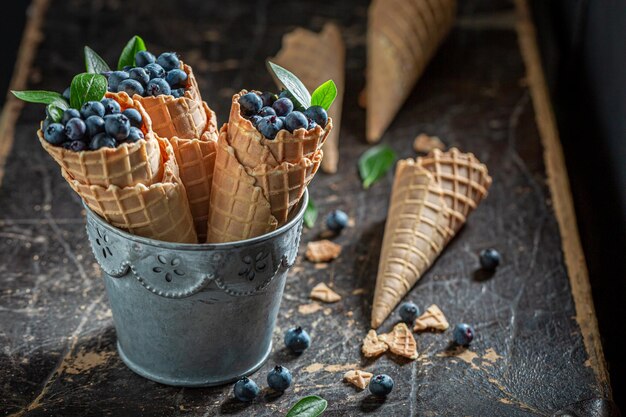 Foto lekker en vers bessen in wafels als fruit sorbet concept bosvruchten en wafels