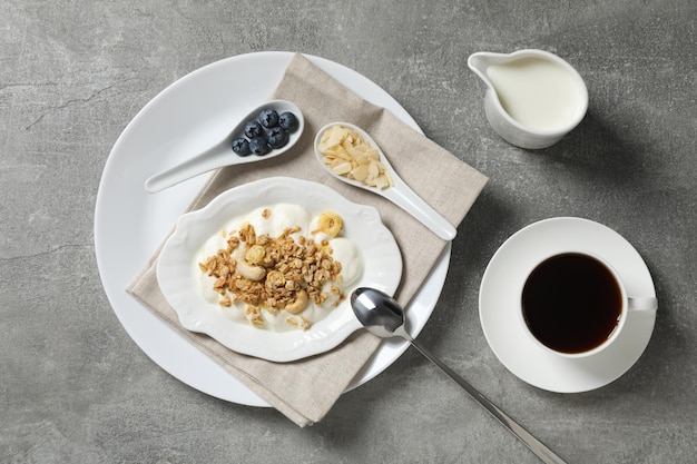 Lekker en voedzaam ontbijtconcept - muesli met yoghurt