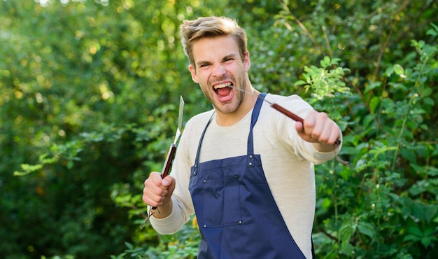 Foto lekker eten familieweekend uitje zomerpicknick picknick kookgerei outdoor feestweekend culinair concept chef koken bbq eten hulpmiddelen voor het roosteren van vlees buitenshuis man barbecue grill