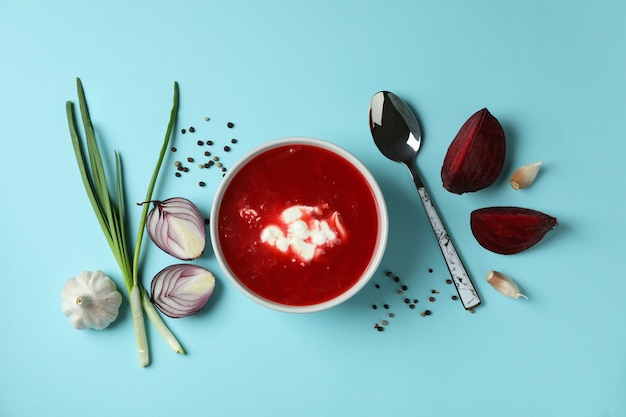 Lekker eten met borsjt en ingrediënten op blauwe ondergrond