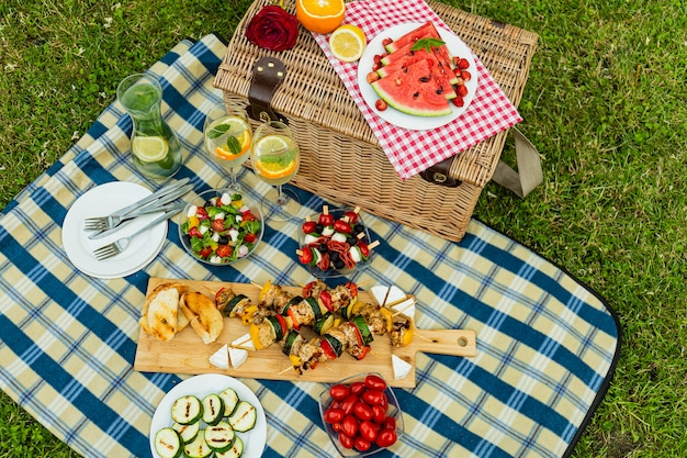 Foto lekker eten op een geruite deken voor de picknick