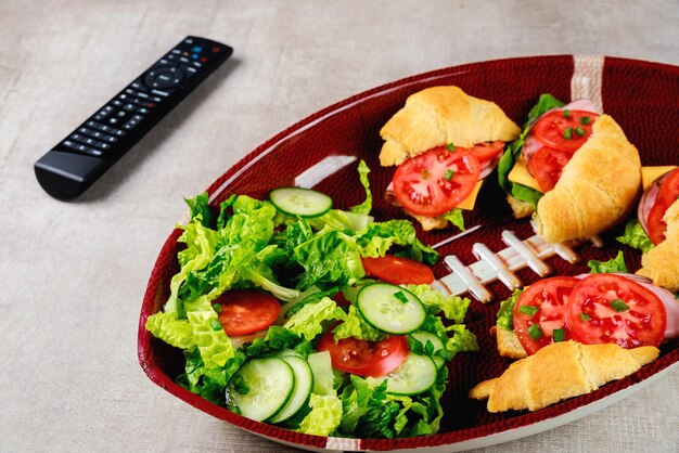 Lekker eten op het bord met tv-afstandsbediening voor het voetbalfeest.