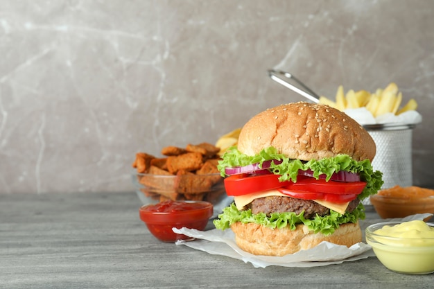 Lekker fastfood op grijze getextureerde tafel