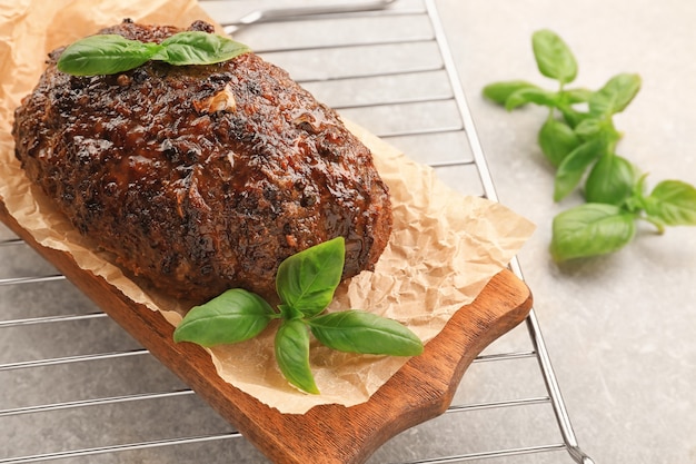 Lekker gebakken kalkoengehaktbrood op een houten bord