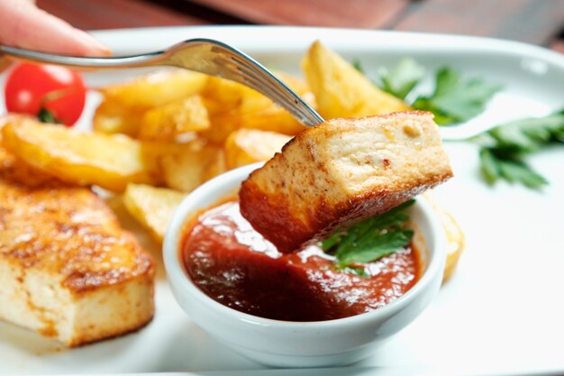 Lekker gegrilde tofu. Gebakken tofu met groenten