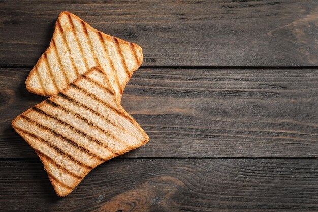 Lekker geroosterd brood op houten tafel