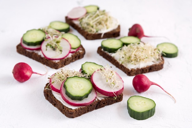 Lekker gezond broodje Roggebroodje met radijskomkommer Kopieer de ruimte Gezond ontbijt