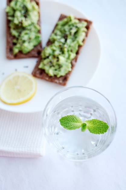 Lekker Gezond Ontbijt Toast Met Avocado En Een Glas Zuiver Water