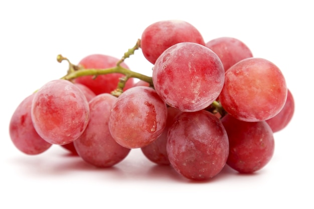Lekker gezond vitaminevoedsel. tros druiven op witte achtergrond