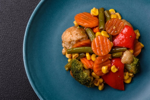 Foto lekker gezonde groenten gestoomde wortels broccoli asperges bonen en paprika's