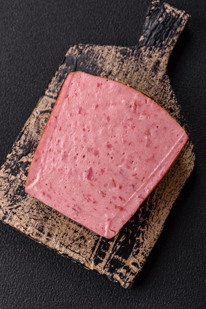 Lekker ingeblikte roze ham met gezouten specerijen en kruiden.