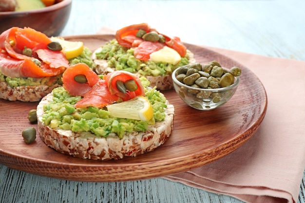 Foto lekker knapperig brood met zalm en avocado op het bord