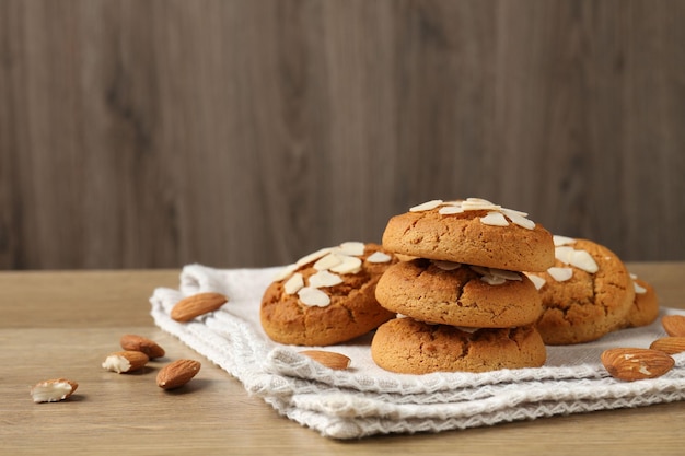 Lekker koekjes met amandelvlokken en noten op een houten tafel Ruimte voor tekst