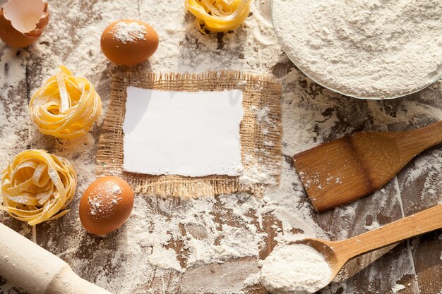 Lekker koken met eieren, bloem en fettuccine. uitzicht van boven.